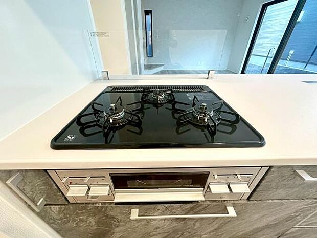 《三口ガスコンロ》 ■毎日料理をする方、家族の分まで作られる方には必須の三口ガスコンロ。同時進行が可能で効率よく、楽しく料理ができます。