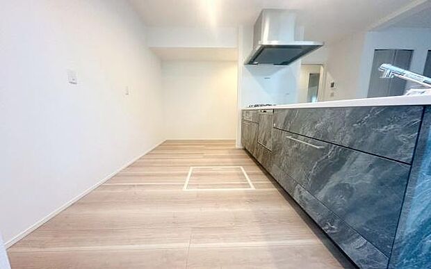 《システムキッチン》 ■大型冷蔵庫や食器棚を置いても余裕なスペース。それぞれが、おいしい一品を調理しても窮屈なことは有りません。作るだけではなくて、作った後も片づけが簡単な大きなシステムキッチンです。