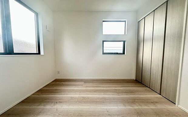 《子供部屋》 ■明るい陽の差す居室。子供部屋にもちょうど良さそうですね。