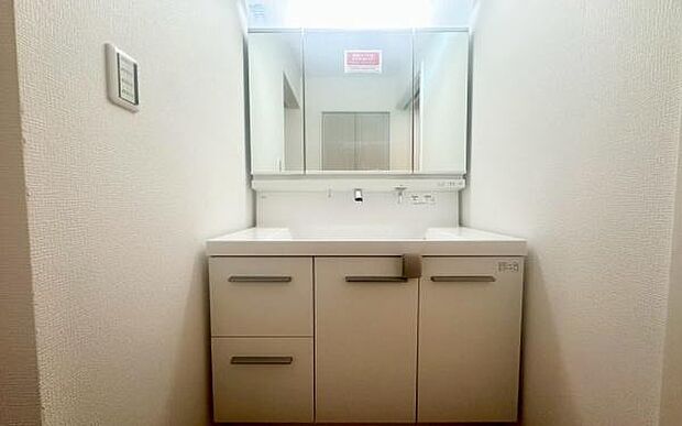 《洗面化粧台》 ■使いやすいシャープなデザインの洗面化粧台。