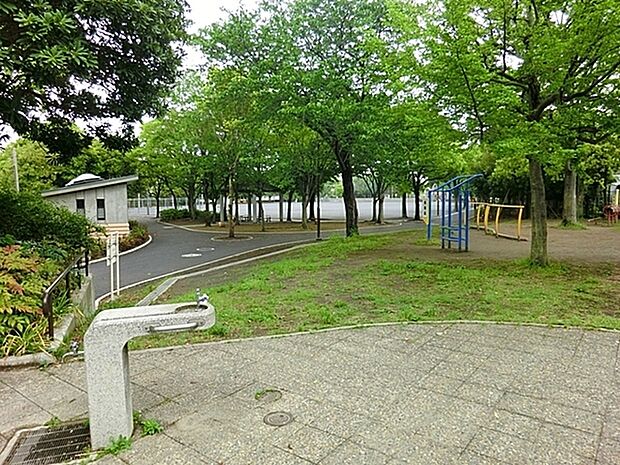 永田みなみ台公園まで1317m、公園の中にはログハウスや屋外遊具の大小滑り台、健康遊具もあり老若男女訪れる公園です。