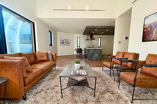 ゆとりを感じさせる上質で明るい空間が、住まう人や訪れる人を心地よく迎え入れてくれます。（本画像家具はCGで作成しており、実際に現地に家具はおかれておりません。また価格に家具は含まれておりません。）