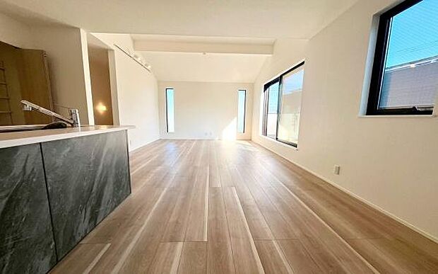 《リビングダイニング》　■大画面ＴＶも余裕、インテリアプランが考えやすいワイドなリビング。家族がしぜんに集まる広さ、お子様が思わず走り出す大空間。