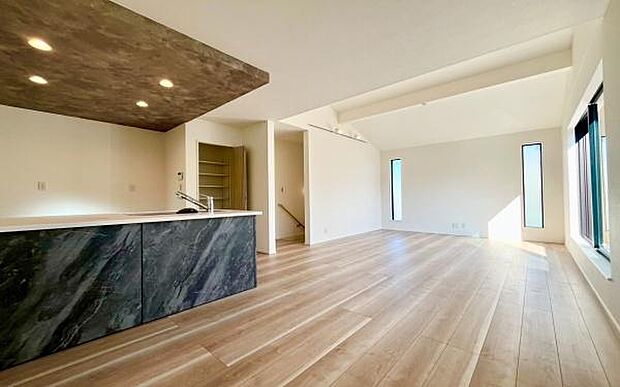 《リビングダイニング》　■家族が自然と集まって、思い思いにくつろぎ、遊び、語らう、やすらぎの空間。