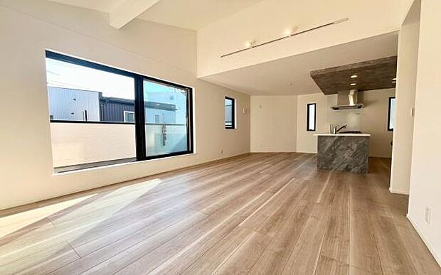 《リビングダイニング》　■開放的で広いリビング。のびのびとくつろげるリビングは、家族のコミュニケーションの場としてみんなが集まる場所に。