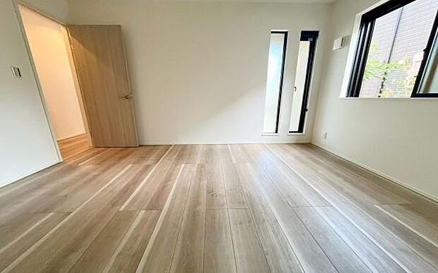 《寝室》　■心地よい眠りへといざなうしっとりと落ち着いた雰囲気の寝室。