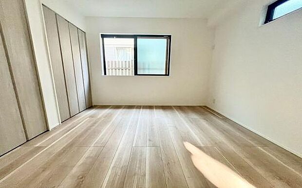 《子供部屋》　■明るい陽の差す居室。子供部屋にもちょうど良さそうですね。