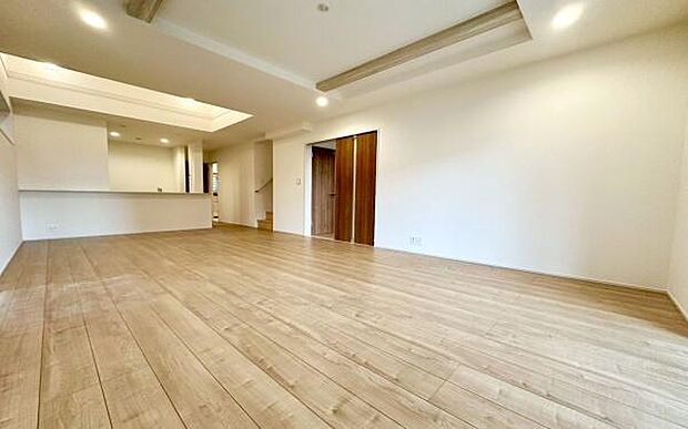 《リビングダイニング》　■上質な時間を育む暮らしのメインステージ。寛ぎとご家族とのコミュニケーションを育む居心地のよい場所。この明るい空間は家族に安らぎを与えて、落ち着いた心地よい空間になるでしょう。