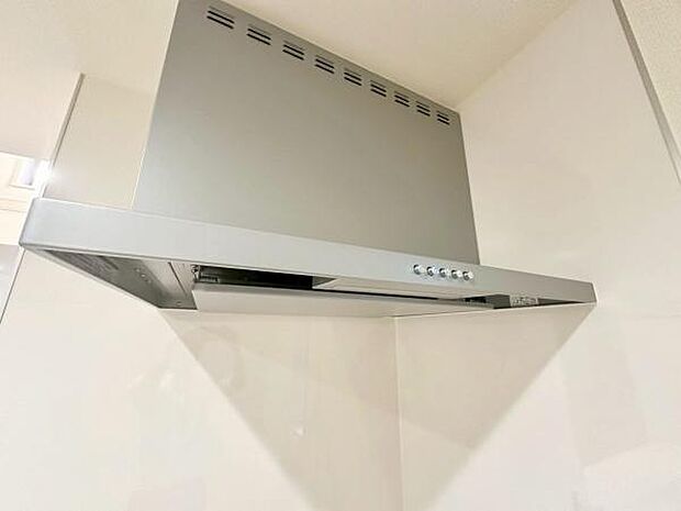《レンジフード》　■調理中の油煙やニオイを効率よく吸引するレンジフード。稼働音も静かです。
