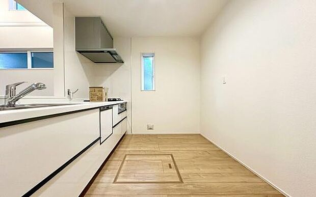 《システムキッチン》　■会話を楽しみながら食事を味わう。一緒にいる時間が楽しい空間。カフェにいるような気分で毎日を過ごしたい。家族でいる時間を柔らかに包み込むインテリア。