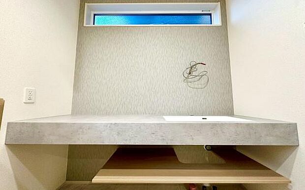 《洗面化粧台》　■デザイン性の高いオリジナルカウンターの洗面台。