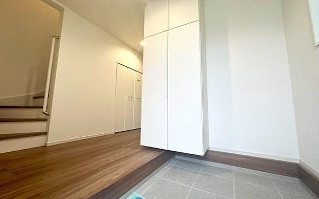 《玄関》 ■シューズクローゼット付きで玄関もスッキリ。