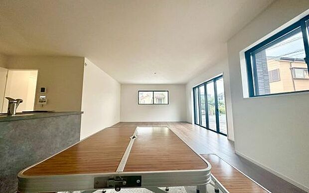 《リビングダイニング》 ■上質な時間を育む暮らしのメインステージ。寛ぎとご家族とのコミュニケーションを育む居心地のよい場所。この明るい空間は家族に安らぎを与えて、落ち着いた心地よい空間になるでしょう。