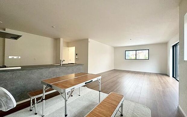 《リビングダイニング》 ■ご家族でゆったりとした時間を過ごす場所です。