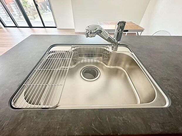 《キッチン》 ■ステンレス製シンク。幅と奥行きがありますので、食器洗時のストレスも減りそうです。