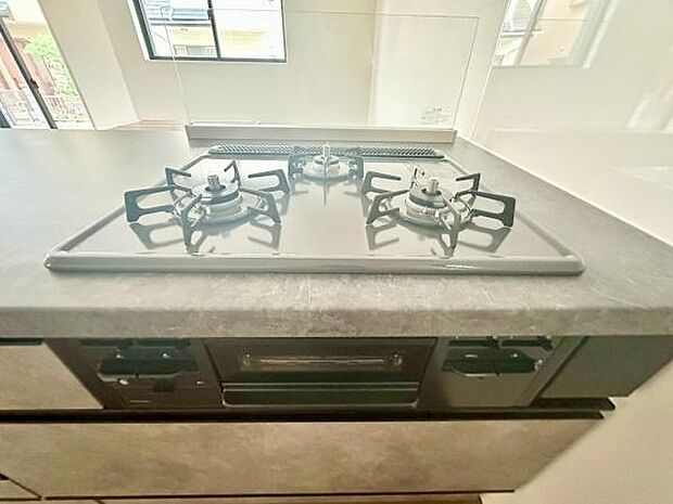 《三口ガスコンロ》 ■毎日料理をする方、家族の分まで作られる方には必須の三口ガスコンロ。同時進行が可能で効率よく、楽しく料理ができます。