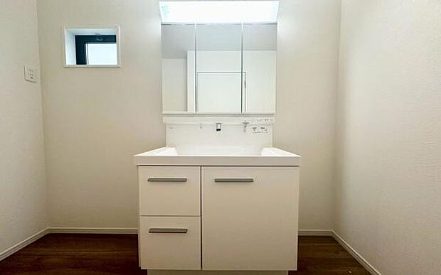 《洗面化粧台》 ■使いやすいシャープなデザインの洗面化粧台。