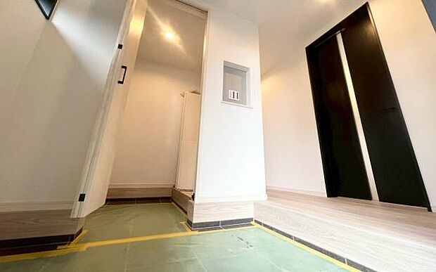 《玄関》 ■玄関を開けると、エントランスホールがお出迎え。上がりがまちやシューズボックスがゆったりと構え、心地よさに包まれます。