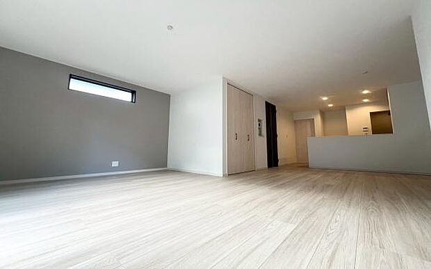 《リビングダイニング》 ■開放的で広いリビング。のびのびとくつろげるリビングは、家族のコミュニケーションの場として、みんなが集まる快適な場所に。