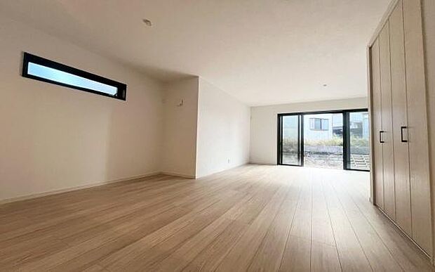 《リビングダイニング》 ■上質な時間を育む暮らしのメインステージ。寛ぎとご家族とのコミュニケーションを育む居心地のよい場所。この明るい空間は家族に安らぎを与えて、落ち着いた心地よい空間になるでしょう。