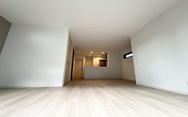 《リビングダイニング》 ■大画面TVも余裕、インテリアプランが考えやすいワイドなリビング。