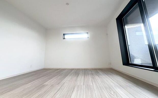 《寝室》 ■朝から日差しいっぱい、早起きしたくなる洋室。ベッドを置いてもゆとりを感じられる。窓からの朝日が心地よい目覚めへと誘います。ゆとりある広さを確保し、心地よいプライベートタイムを演出します。