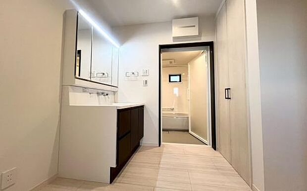 《洗面化粧台》 ■使いやすいシャープなデザインの洗面化粧台。