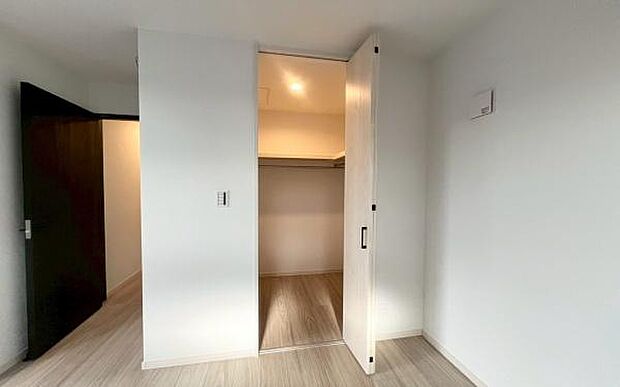 《ウォークインクローゼット》 ■大容量のウォークインクローゼットをご用意。衣類だけでなく、遊び道具やトランクなどの旅行用品の収納にも重宝します。