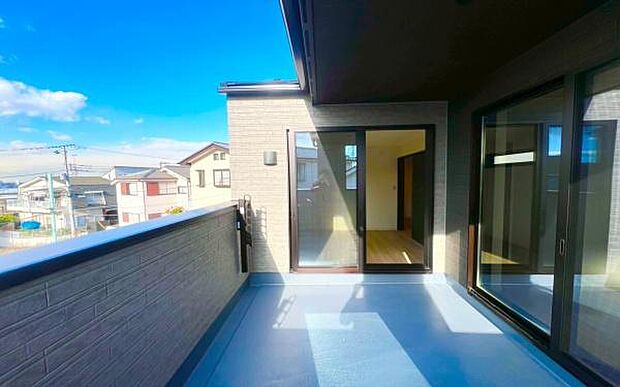 《ワイドバルコニー》 ■陽当りも良く、洗濯物も良く乾きそうです。目の前には気持ちの良い青空が広がります。前面に高い建物がないので開放的で開けた眺望が望めます。