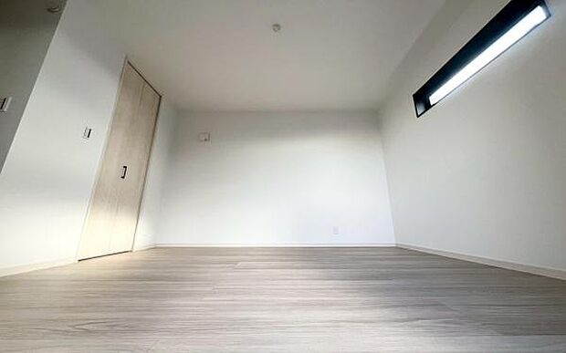 《洋室》 ■型にはまらない多才なプライベートルーム。くつろぎの場としてだけでなく、趣味や仕事のパーソナルスペースとしても活躍する、ゆったりした寝室。個の時間をたっぷり楽しめる快適空間です。