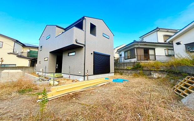 《庭》 ■子供のころに夢見た「庭付きマイホーム」。その夢が現実となるかもしれませんね。人目を気にせず開放的に。お庭で家庭菜園などはいかがでしょうか。