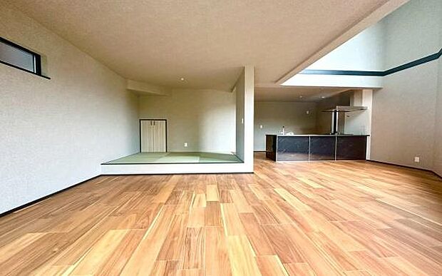 《リビングダイニング》　■大画面ＴＶも余裕、インテリアプランが考えやすいワイドなリビング。家族がしぜんに集まる広さ、お子様が思わず走り出す大空間。