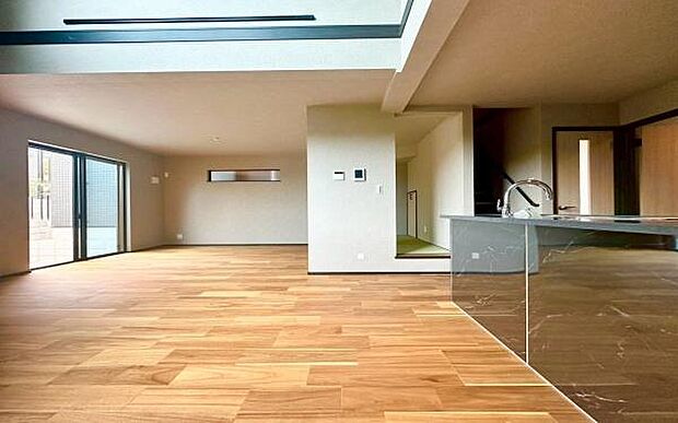 《リビングダイニング》　■上質な時間を育む暮らしのメインステージ。寛ぎとご家族とのコミュニケーションを育む居心地のよい場所。この明るい空間は家族に安らぎを与えて、落ち着いた心地よい空間になるでしょう。