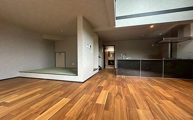 《リビングダイニング》　■豊かな光が照らすこの場所は、たわいもない会話を楽しみ、ゆったりとした時間を過ごす場所。家族の日常が刻まれる大切な空間です。自然光に溢れるこの空間はリフレッシュにピッタリです。