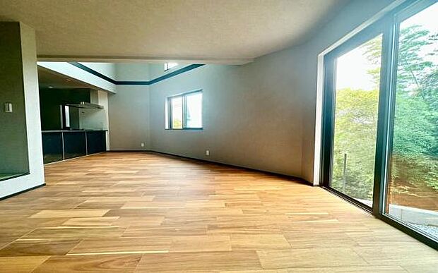 《リビングダイニング》　■ご家族でゆったりとした時間を過ごす場所です。