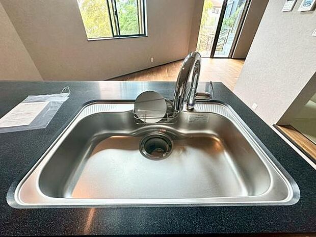 《キッチン》　■ステンレス製シンク。幅と奥行きがあります。