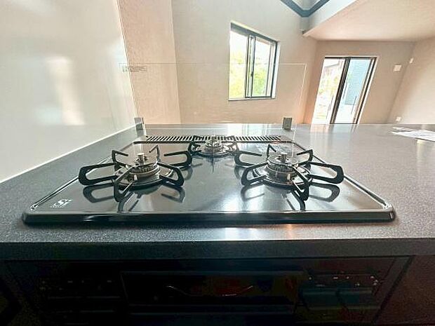 《三口ガスコンロ》 ■毎日料理をする方、家族の分まで作られる方には必須の三口ガスコンロ。同時進行が可能で効率よく、楽しく料理ができます。