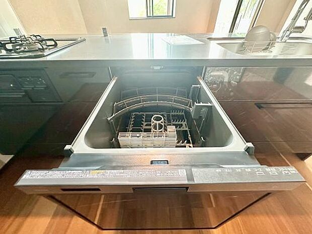 《食器洗い乾燥機》　■食事後もゆっくり過ごせる食器洗い乾燥機を設置。手洗いよりもキレイに洗え、節水にもなります。