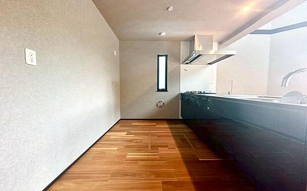 《システムキッチン》　■会話を楽しみながら食事を味わう。一緒にいる時間が楽しい空間。カフェにいるような気分で毎日を過ごしたい。家族でいる時間を柔らかに包み込むインテリア。