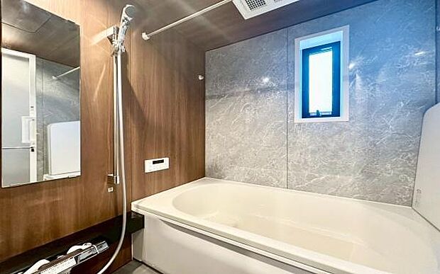 《浴室》　■ゆったり足を伸ばせる浴槽。お子様と一緒でもゆとりの広さ。1日の疲れを癒してくれるバスタイム。