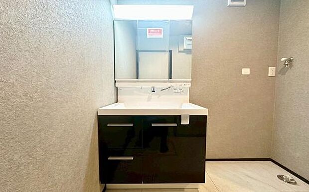 《洗面化粧台》　■使いやすいシャープなデザインの洗面化粧台。