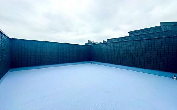 《バルコニー》　■さわやかな風が通り暖かい光がふりそそぐバルコニー