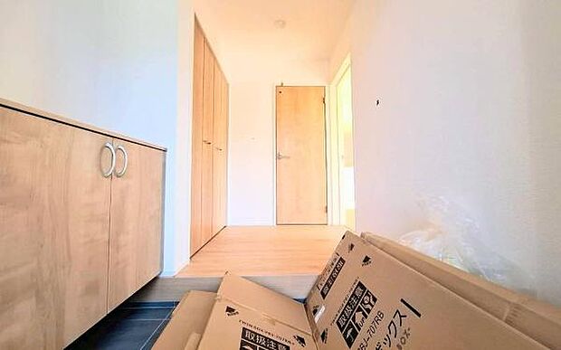 《玄関》　■玄関を開けると、エントランスホールがお出迎え。上がりがまちやシューズボックスがゆったりと構え、心地よさに包まれます。