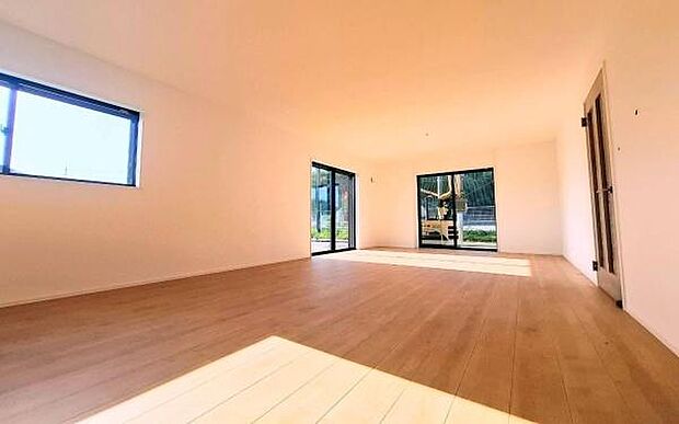 《リビングダイニング》　■大画面ＴＶも余裕、インテリアプランが考えやすいワイドなリビング。家族がしぜんに集まる広さ、お子様が思わず走り出す大空間。