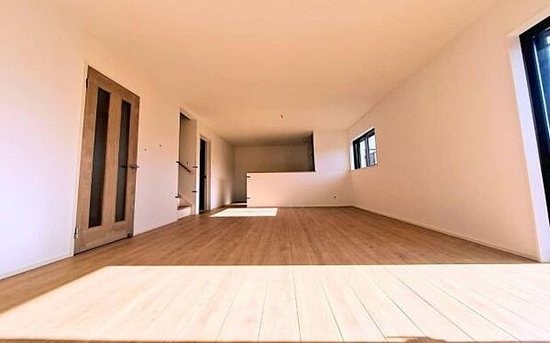 《リビングダイニング》　■豊かな光が照らすこの場所は、たわいもない会話を楽しみ、ゆったりとした時間を過ごす場所。家族の日常が刻まれる大切な空間です。自然光に溢れるこの空間はリフレッシュにピッタリです。