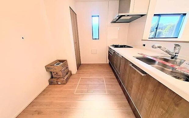 《システムキッチン》　■会話を楽しみながら食事を味わう。一緒にいる時間が楽しい空間。カフェにいるような気分で毎日を過ごしたい。家族でいる時間を柔らかに包み込むインテリア。