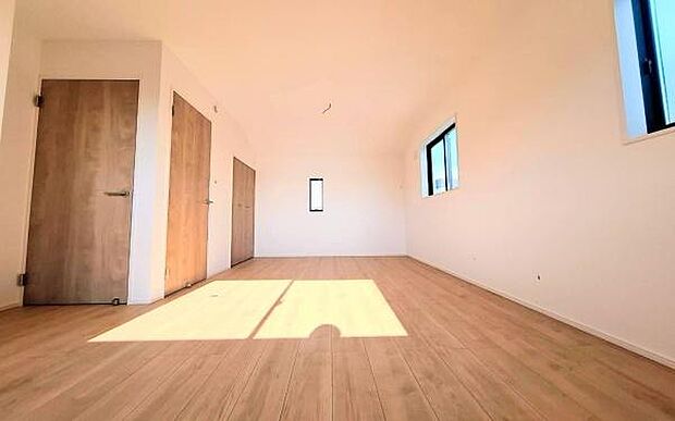 《子供部屋》　■明るい陽の差す居室。子供部屋にもちょうど良さそうですね。