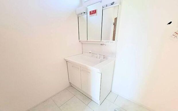 《洗面化粧台》　■使いやすいシャープなデザインの洗面化粧台。