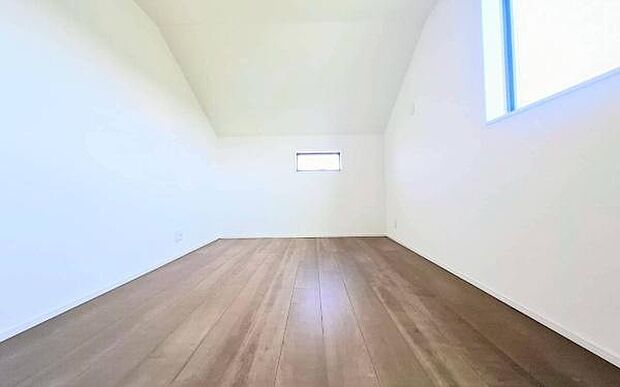 《子供部屋》　■明るい陽の差す居室。子供部屋にもちょうど良さそうですね。