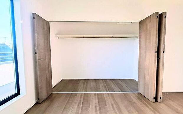 《収納》　■洋服を機能的に収納できるハンガーパイプのほか、帽子やバッグを置ける枕棚も設置。ゆとりあふれる収納空間です。